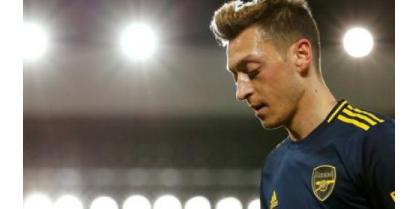 Mesut Ö ZIL wird erneut von der öffentlichen Meinung angegriffen